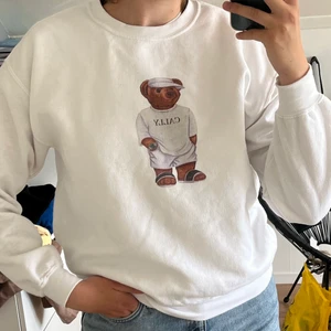 Sweatshirt - Denna sweatshirt är perfekt att dra på sig över en klänning en kall sommarkväll eller när som helst! Den är använd men har inga defekter. Använder den ej längre och säljer den därför. Kontakta om frågor uppstår :)