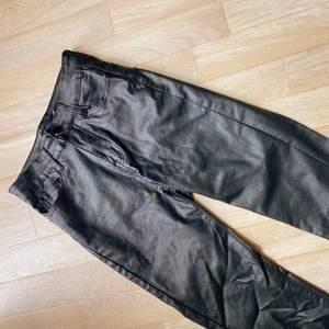 Skinbyxor  - Fake skinn byxor 70% cotton, 25% polyester, 5% elastane.  Säljer för är för små och använder inte. Dessa är använd kanske två gånger, är ifrån madlady tror ogendalpriset var runt 599