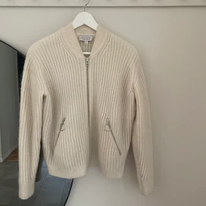 Stickad tröja & Other Stories  - Stickad tröja i Mohair och Ull från & Other Stories. Endast använd ett fåtal gånger då jag inte riktigt känner att det är min stil. Jättesnygg till alla årstider och dessutom varm och go. Nypris ca 900kr