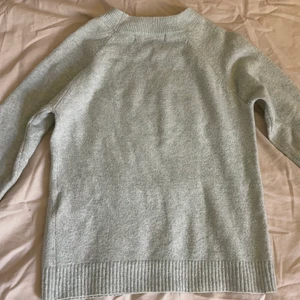 Stickad tröja - Så fin finstickad tröja som är perfekt över en kjol eller klänning💘