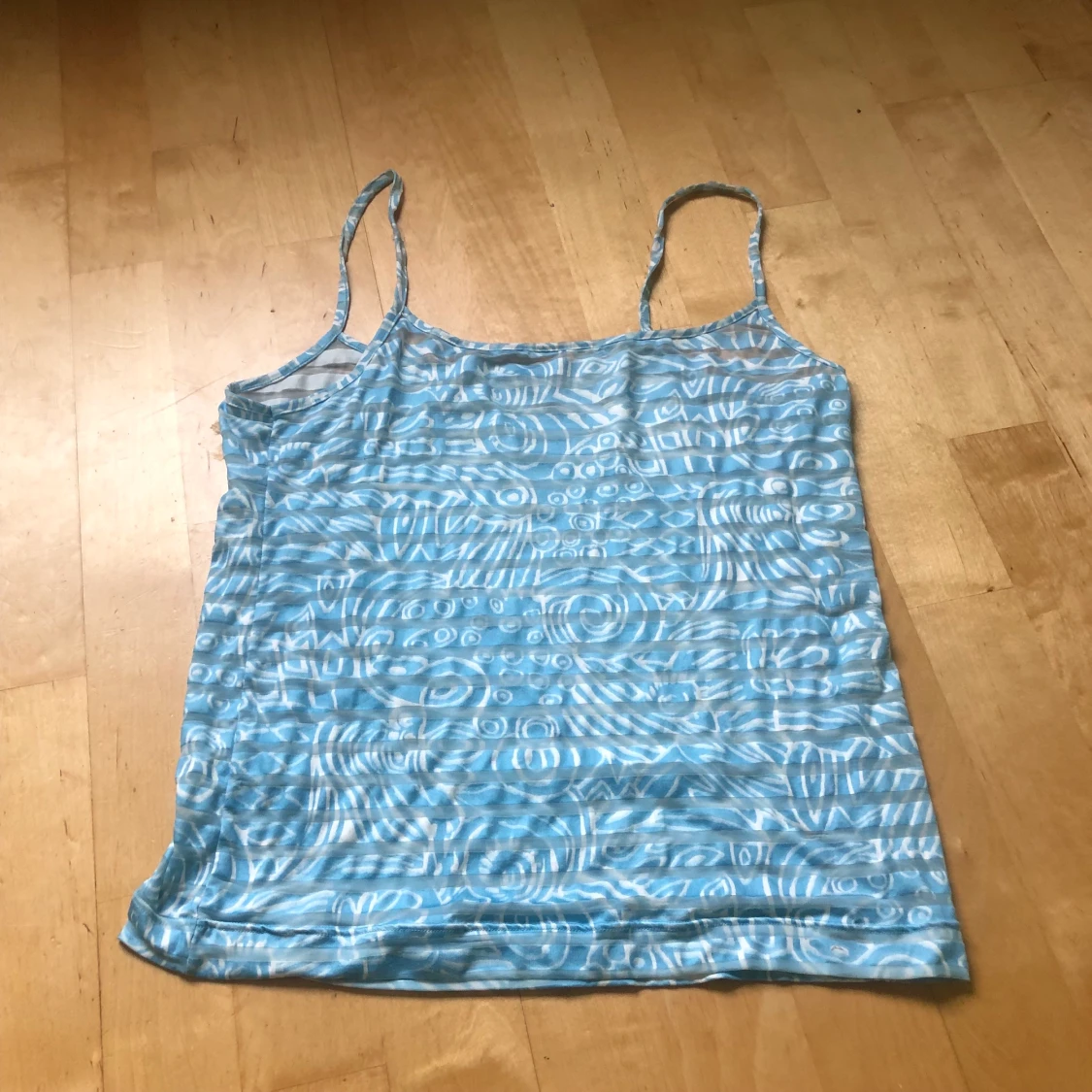 Vitt/ljusblått mönstrat linne