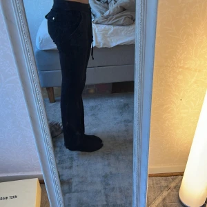 Juicy couture byxor svarta - Säljer mina älskade juicy byxor då de tyvärr är för korta för mig, jag är 172 lång. Jättesköna och helt perfekta mys byxor till sommarn!