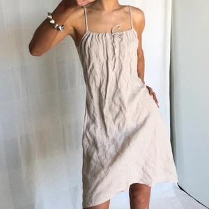 Klänning  - Säljer denna fina linnekläderna i storlek 42. Jag har vanligtvis s⭐️ fraktar för 44kr eller möts i Fridhemsplan 👼