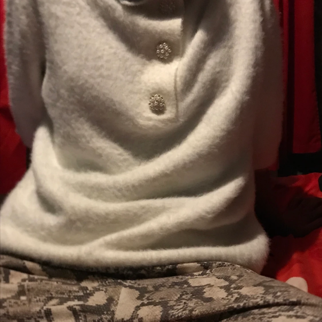 Vit och lurvig vinter tröja. - 90