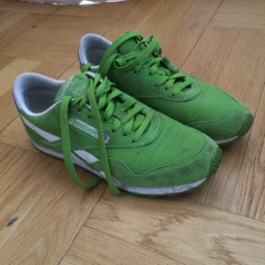 Reebok skor i limegrön stl 39 - Säljer mina välanvända Reeboks för dig som gillar den lite slitna stilen :)