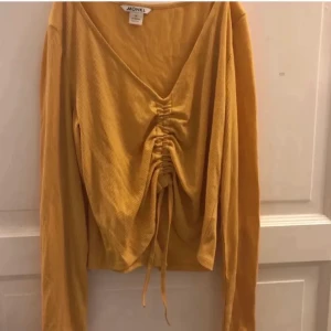 Gul topp - Använd en enstaka gång.                                                 StorlekM                                                                   Säljer för 80kr                                                         Frakt: 45kr                    