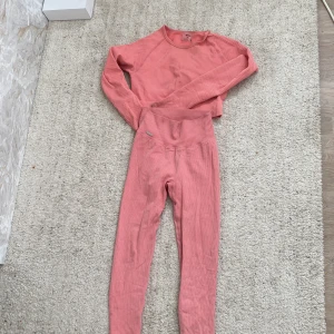 Amin träningskläder - Rosa träningsset från amin. Byxorna i storlek S och toppen i M