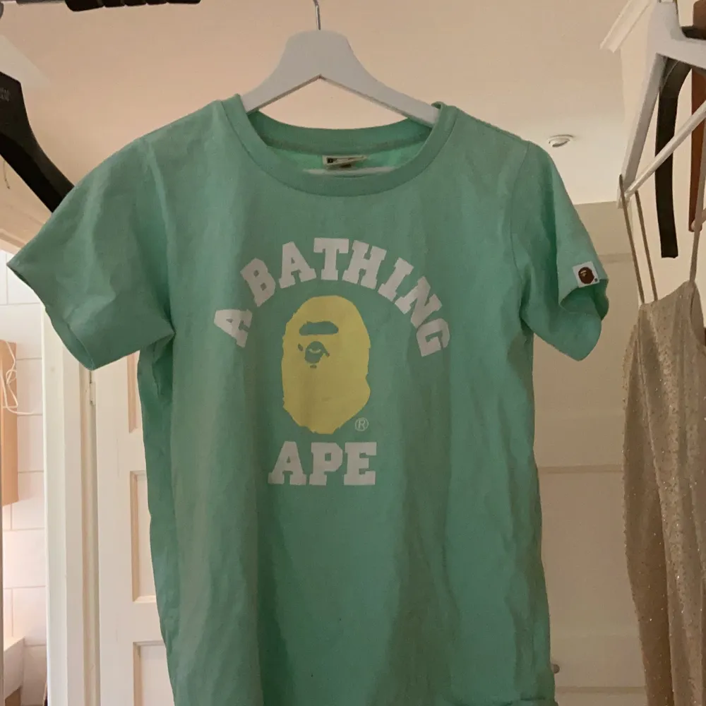 Säljer min bape t-shirt. Den är inte använd så många gånger och är i toppskick. Tröjan är i storlek xs (dam), men jag som kille har använt den och det funkar toppen.  Nypris: 1300 kr. T-shirts.