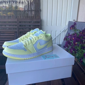 Air Jordan 1 Low - Air Jordan 1 Low Yellow Jättefina sommarfärger💛🤍 Oanvända och oprövade⚡️ Storlek: 42 (US W10) Dm för mer info eller bilder 💕