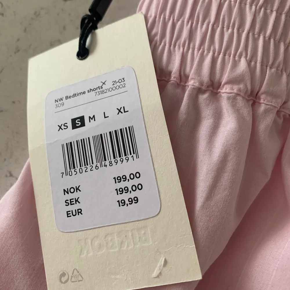 Sköna och super gulliga pyjamas shorts💓 säljs pågrund av att dom inte kommer till användning för har ett par liknande. Nypris 199kr men säljs för 70kr + frakt💗 . Shorts.