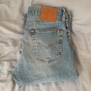  2 st Levis 501 ’93 - Jag säljer nu ett par Levis 501 '93 straight fit. De är storlek 31/32 och  är  i 9/10 skick då jag endast använd dem några få gånger pga att de båda är för korta. Kvitto finns om man vill se det. Mitt pris är 600 men det är förhandlingsbart.
