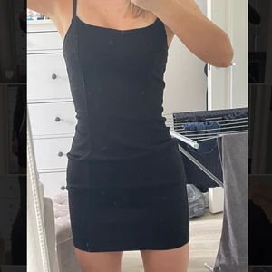 Klänning - Svart klänning från hm i jeansliknande typ, aldrig använd🌟