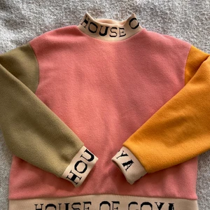 Melina Fleece Jumper - Ett svinmysigt statement piece från danska Stine Goya! Orginalpris 1900:-   (Och numera slutsåld i dessa färger)