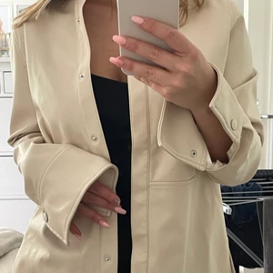 Skinnjacka - Beige jacka frpn gina i skinnimitation, aldrig använd