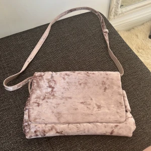 Väska  - Sammetsväska från Carin Wester, knappt använd.