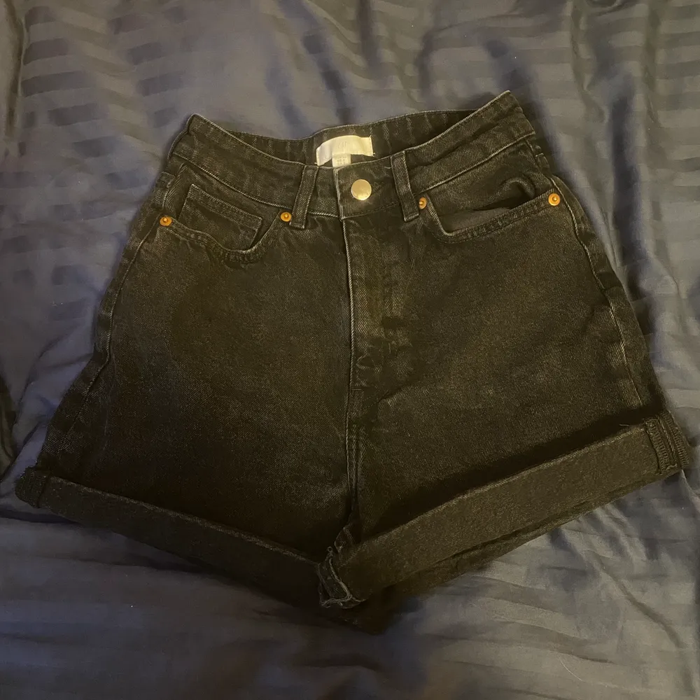 Svarta jeansshorts i strl 34. Aldrig använda eftersom dom är för små för mig.. Shorts.