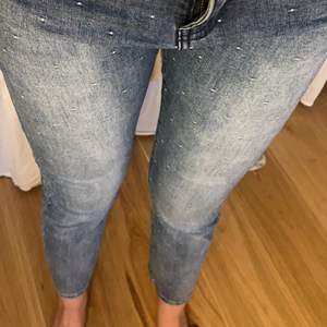 Säljer dessa lite prickiga jeans från pompdelux för de är för korta för mig som är 164cm. De är i ett bra skick och är i storlek 164.