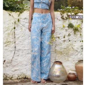 Blommiga Blå kostymbyxor Zara - Blommmiga blåa kostymbyxor från Zara, helt nyckick. Orginal pris 399kr Storlek M