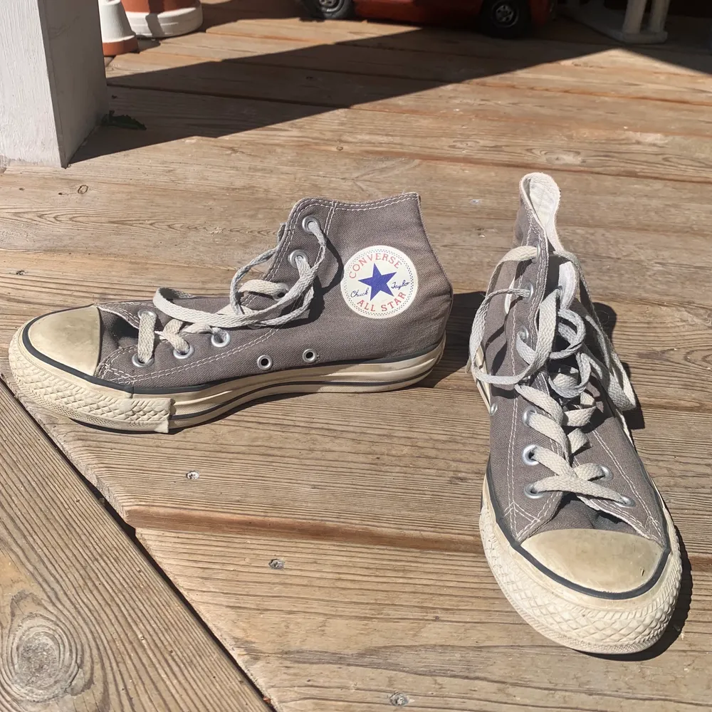 gråa all star converse i storlek 37,5. något solblekta i färgen, en tvätt i tvättmaskin så får de tillbaka mer färg & vitare sula! ☺️. Skor.