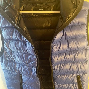Väst  - En perfekt väst för dig som gillar extra. Jättefint skick och är använd 4 gång. Köpte den för 600kr säljer den för 150 då den är använd. Inga skador på den, storlek S .fler frågor skriv privat.🤩