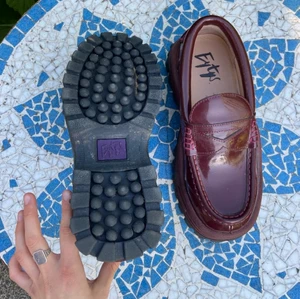 Eytys  - Funderar på att sälja mina Röda eytys angelos super snygga, köpt på depop för typ ett år sedan men har nästan aldrig använts!💖 jag brukar ha 39 men dessa är 40 och de passar på mig👍🏻