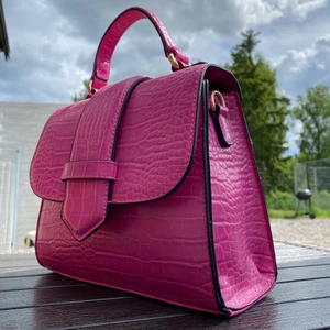 Rosa Barbie väska 💘 - Säljer min rosa Barbiedröm 💖 en mellanstor men rymlig handväska som jag endast har använt en gång. Från jfr, dock utgått ur sortimentet. Finns även ett avtagbart axelband. Superfint skick! Hör av dig till mig vid frågor eller om du vill ha fler bilder! 💗