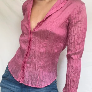 Rosa skjorta  - Köp direkt för 135kr! 💕Skriv även privat om du budar!!!! Annars är budet ej giltigt. Perfekt över bikini eller till en utekväll. Visa spå mig som oftast bär S i toppar men passar säkert M också. Gott defetfritt skick. Köpare står för 51kr spårbar frakt 