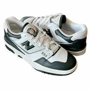 New balance 550 - New balance 550 white dark green. Jätte snygga skor som passar i alla årstider. Bekväma och trendiga. Använda ett fåtal gånger( första bilden är lånad)