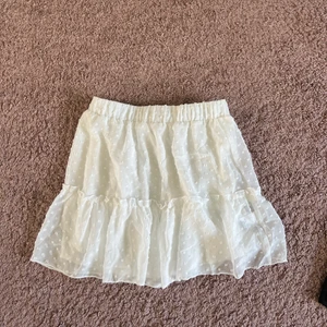 Vid kjol - Säljer denna vita kjolen som är en xs/S då den är stretchig i modellen🥰 