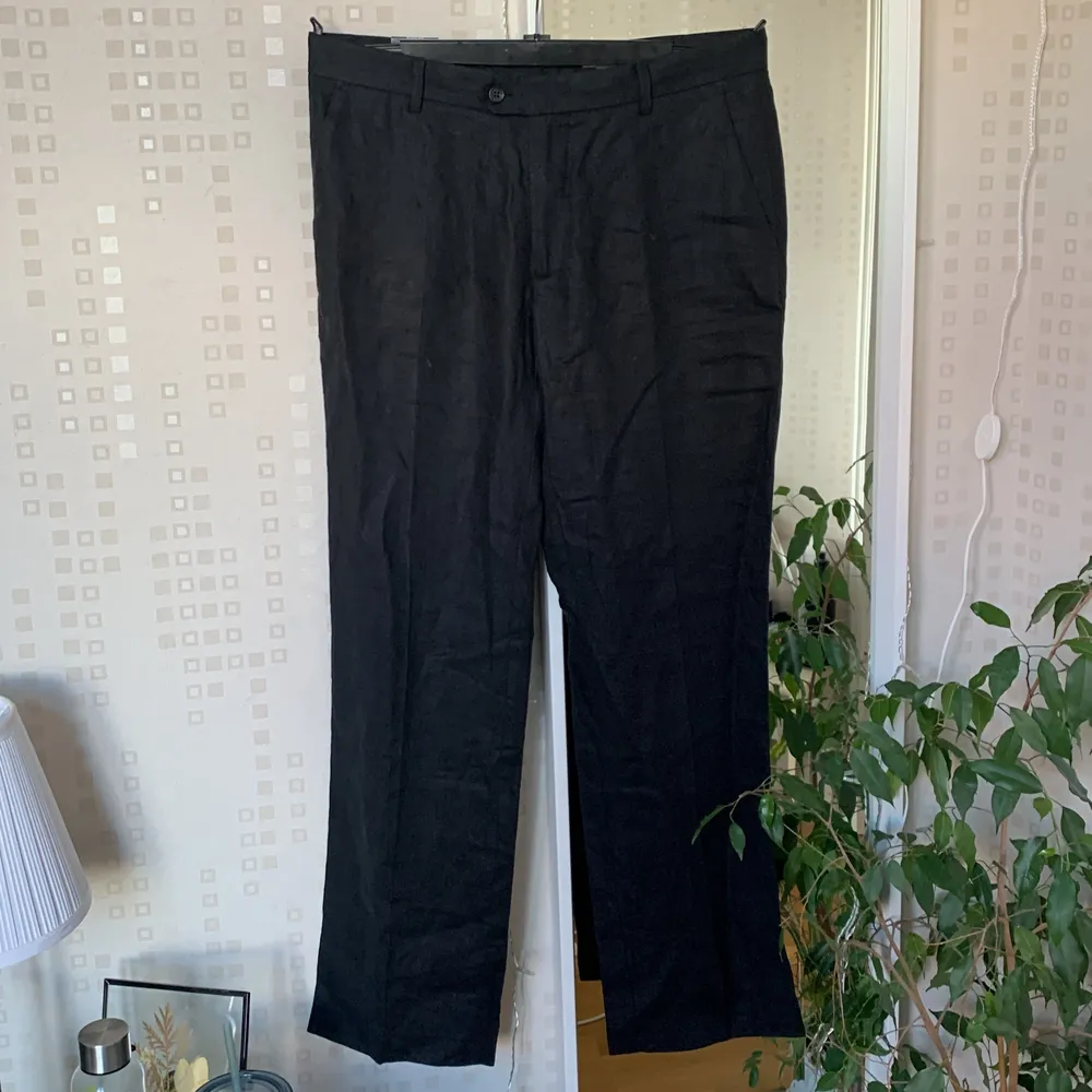 Linnebyxor från HM i nyskick! Storlek 50 och ingen stretch, fickor både fram och bak i bra storlek. . Jeans & Byxor.