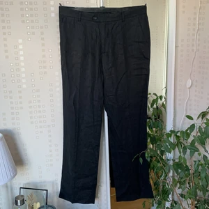 Linnebyxor HM - Linnebyxor från HM i nyskick! Storlek 50 och ingen stretch, fickor både fram och bak i bra storlek. 