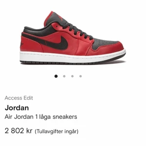 Jordan 1 low red/white (rouge) - Säljer mina Jordan 1 pågrund av att jag har andra skor jag använder. Dom är i bra skick och inte använda många gånger, 8/10. Hör av er vid intresse eller eventuella frågor.