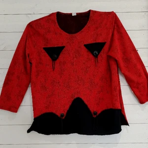 Red sadness - En tröja med accessoarer