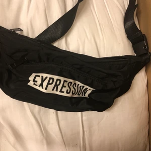 Midjeväska  - Knappt använd midjeväska Justerbart band runt midjan