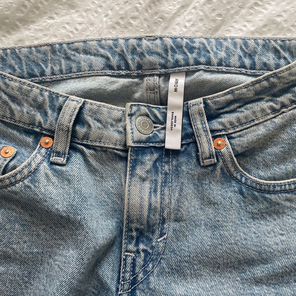 Populära/trendiga low waist jeans💕 Blandannat har saga STQ dessa jeans Sitter snyggt och bekvämt Passar mig som är 162cm Helt nya, aldrig använda Nypris 500kr . Jeans & Byxor.
