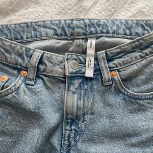 Populära/trendiga low waist jeans💕 Blandannat har saga STQ dessa jeans Sitter snyggt och bekvämt Passar mig som är 162cm Helt nya, aldrig använda Nypris 500kr 