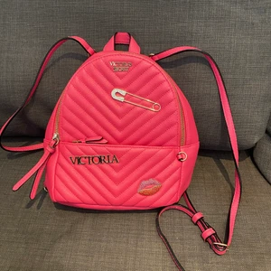 Victoria secret ryggsäck  - Säljer min fina Victoria secret ryggsäck pga inte kommit till användning. Kontakta om du är intresserad, jag bor i Stocholm 