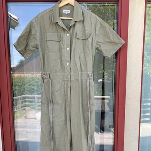 Grön Byxdress  - Skitsnygg grön byxdress från junkyard stl S men jag skulle säga M. Lång i benen! Perfekt färg och skönt material! 