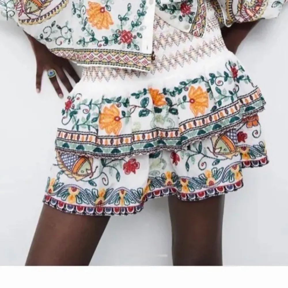 Intressekoll på denna super snygga kjol från Zara, kontakta om ni är intresserade❤️❤️❤️. Kjolar.