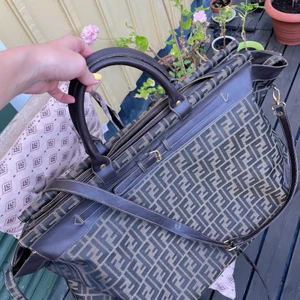 Fendi zucca weekendbag  - Säljer min fina äkta vintage Fendi väska köpt för 5000kr i butik i Stockholm. Väskan är i fint skick trots att den är från 90-talet, inga skador eller liknande på utsidan av väskan men något sliten invändigt. Väldigt rymlig med ungefära mått på 39*60cm