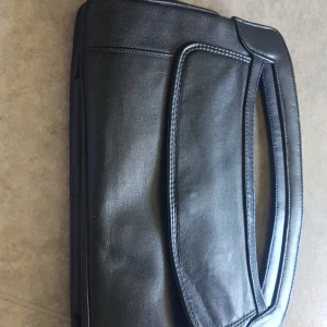 Vädigt fin änkel och svart väska💞 - Denna väska är super för jobbet osv. Mycket plats och liten.