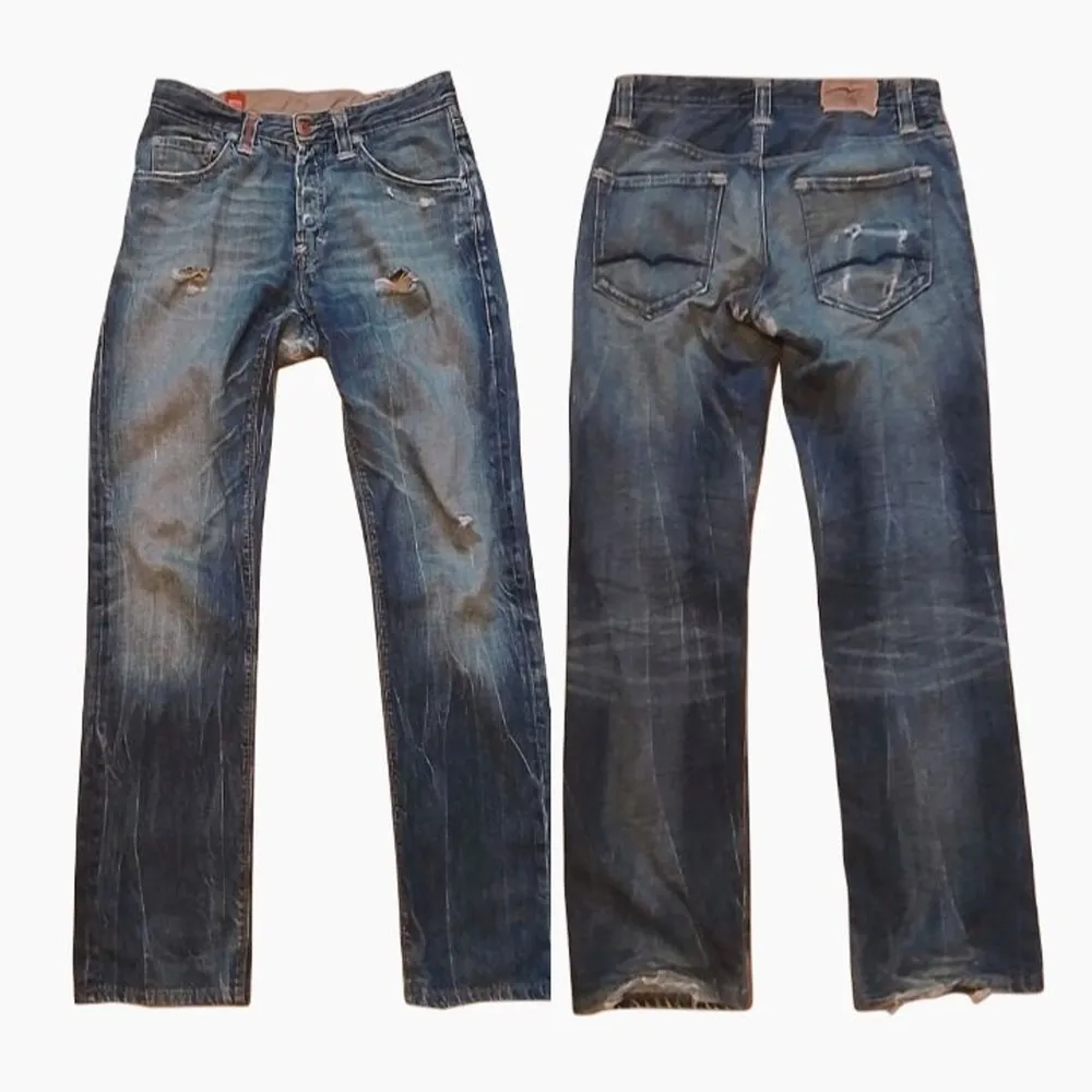 Kontakta innan köp!! Ett par lågmidjade/low rise jeans från Hugo Boss köpta second hand. De är klassiskt blåa med en faded wash och några hål. Enda defekten är att tyget mellan benen är lite slitet, men det syns inte när man har på byxorna.. Jeans & Byxor.
