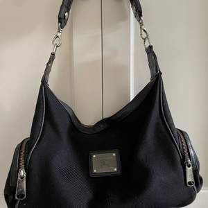Handbag from Burberry in very good condition- inside and outside  *Handbag in black color *Very good condition  *Very fresh inside/outside  Trade for something, cardholder etc.