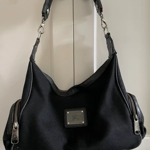 Burberry handbag  - Handbag from Burberry in very good condition- inside and outside  *Handbag in black color *Very good condition  *Very fresh inside/outside  Trade for something, cardholder etc.
