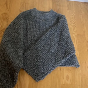 Stickad tröja - Säljer denhär gulliga gråa stickade tröjan, köpt på Gina för 399, knappt använd. 💘 Strl xs, men jag uppskattar att den passar M och xxs också💕Priset diskuteras så att båda blir nöjda, och köparen står för den spårbara frakten via postnord ❤️