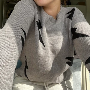 Stickad stjärn tröja  - Den trendiga stickade stjärna tröjan. Bara använt några gånger och fortfarande i bra skick. Fin och inte alls stickig utan väldigt lenn. Säljer pga inte riktigt min stil längre. Priset kan diskuteras.