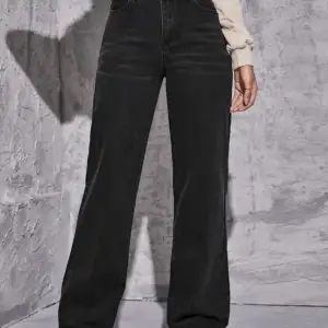 Längd = 109 cm  Midjestorlek = 78 cm  Höft storlek = 110cm  Lår = 67 cm  Svarta wide jeans från shein säljs för att de är för små för mig men de är HELT nya 