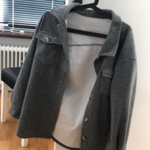 Grå Skjort jacka  - Knappt använd, i bra skick!:)