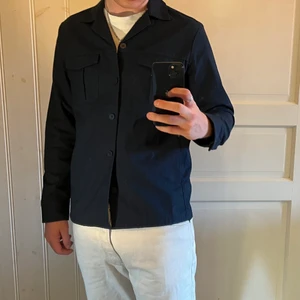 Weekday overshirt - Mörkblå overshirt från weekday. Storlek S, lite liten för mig som är M/L. Fint skick. Möts gärna, annars står köpare för frakt. Samfrakt går utmärkt.