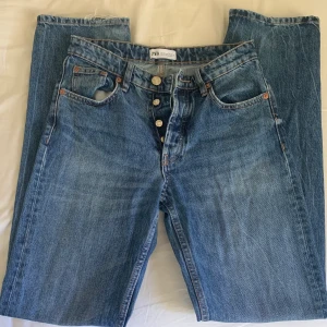 Mid Rise zara - Har blivit för små och används aldrig. Liten slitning längst ner på kanten som syns på sista bilden (första bilden är samma modell annan färg)